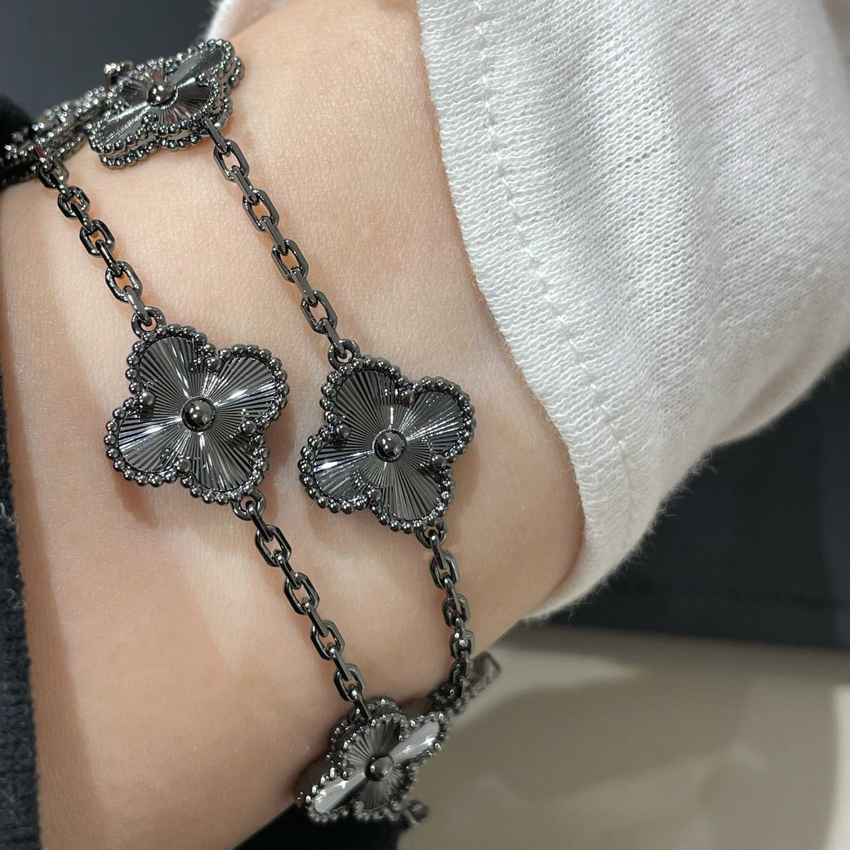 [Veyra Jewelry]New CLOVER 5 MOTIF BLACK BRACELET