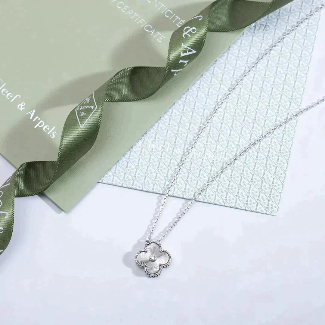 ¡®Veyra Jewelry¡¯CLOVER  15MM DIAMOND LASER NECKLACE SILVER