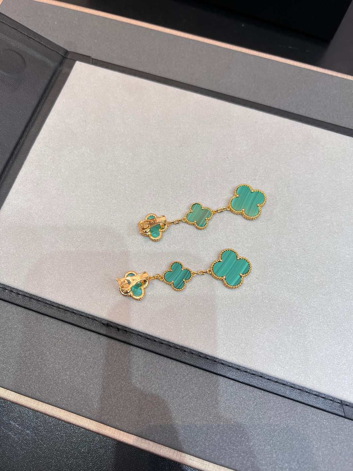 ¡®Veyra Jewelry¡¯CLOVER MALACHITE 3 MOTIFS GOLD