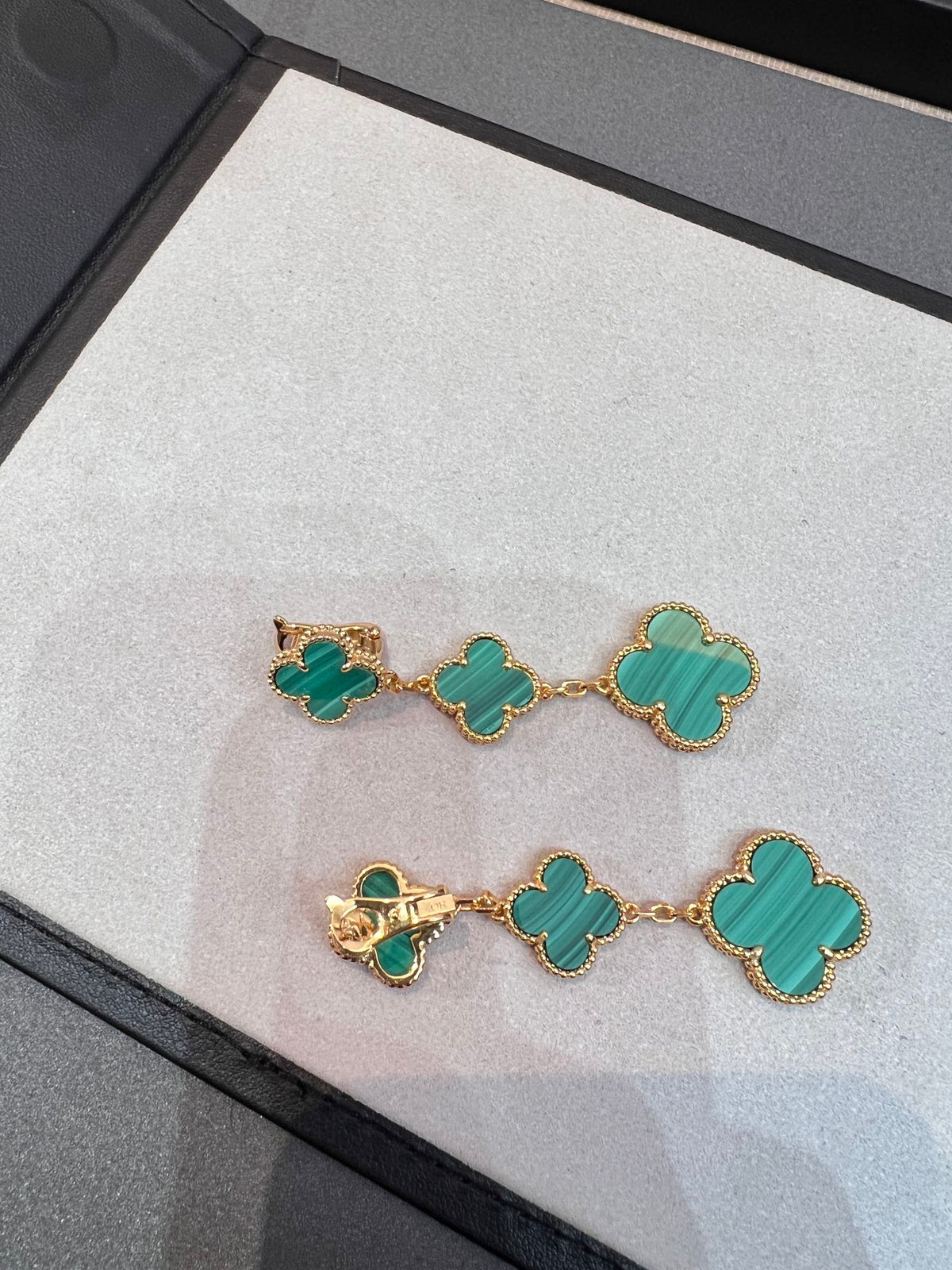 ¡®Veyra Jewelry¡¯CLOVER MALACHITE 3 MOTIFS GOLD