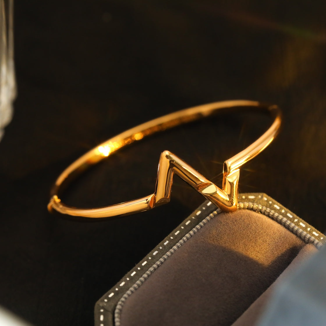 ¡®Veyra Jewelry¡¯VOLTE UPSITE DOWN BRACELET