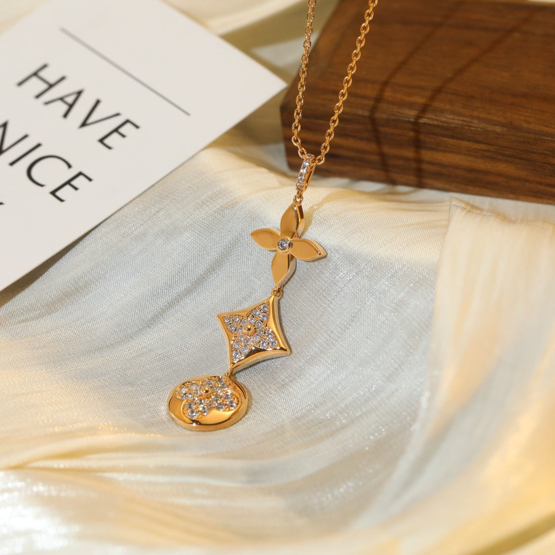 ¡®Veyra Jewelry¡¯STAR AND SUN DIAMOND PINK GOLD NECKLACE
