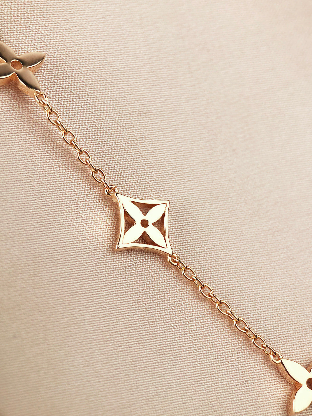 ¡®Veyra Jewelry¡¯STAR AND SUN 7 MOTIFS GOLD BRACELET