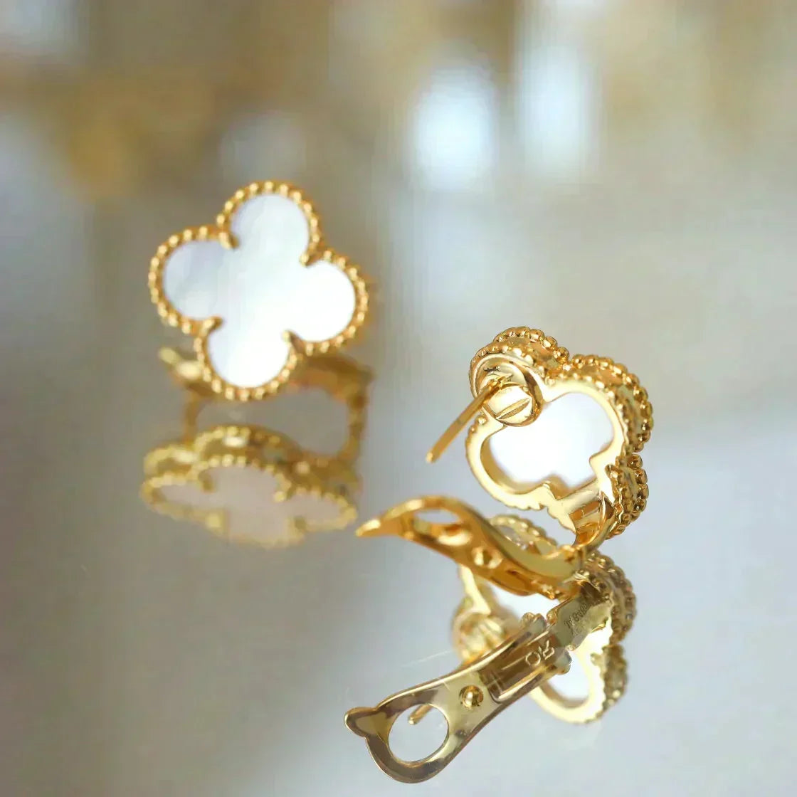 ¡®Veyra Jewelry¡¯CLOVER MEDIUM 1 MOTIFS  WHITE MOP STUD EARRINGS