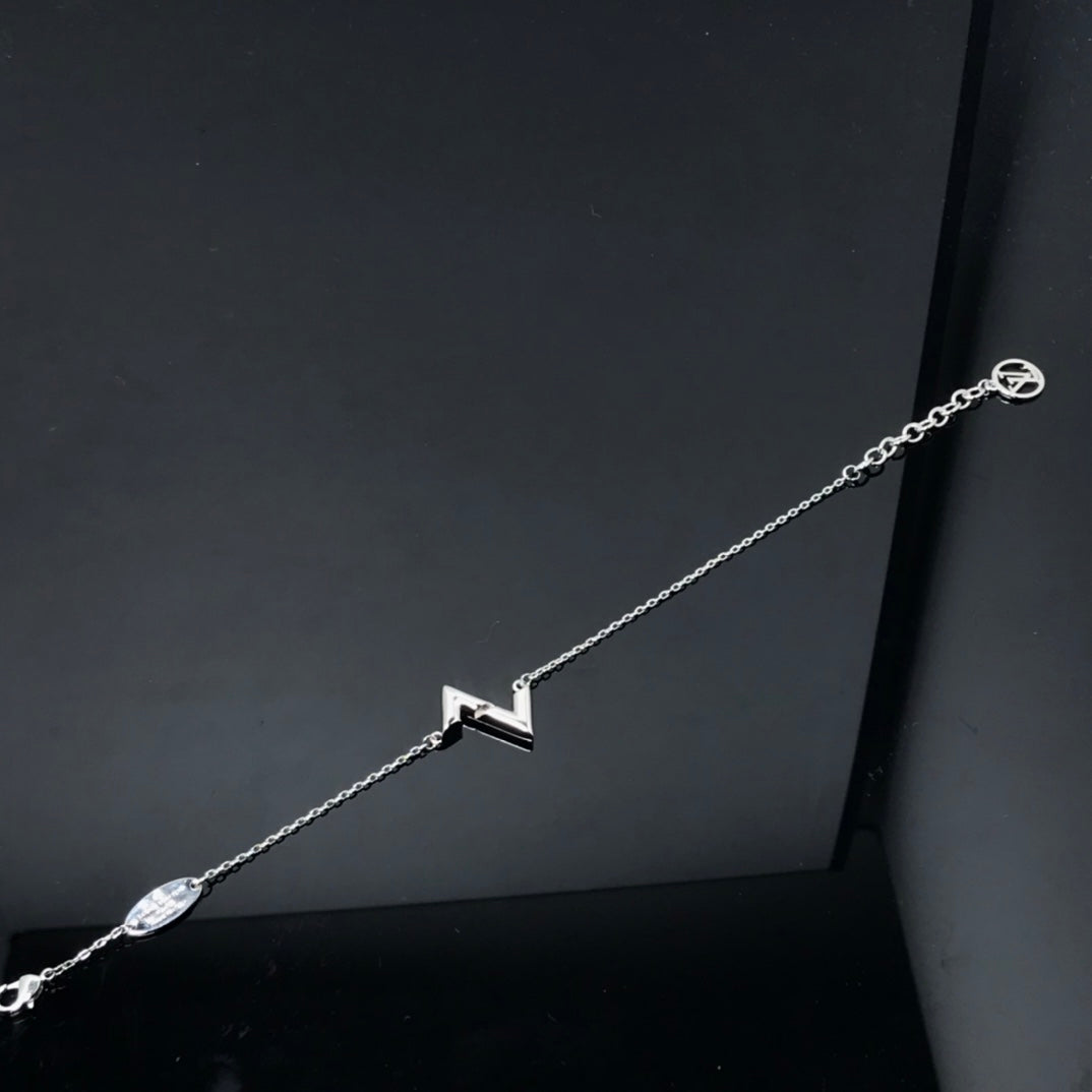 ¡®Veyra Jewelry¡¯VOLT LV LOGO BRACELET