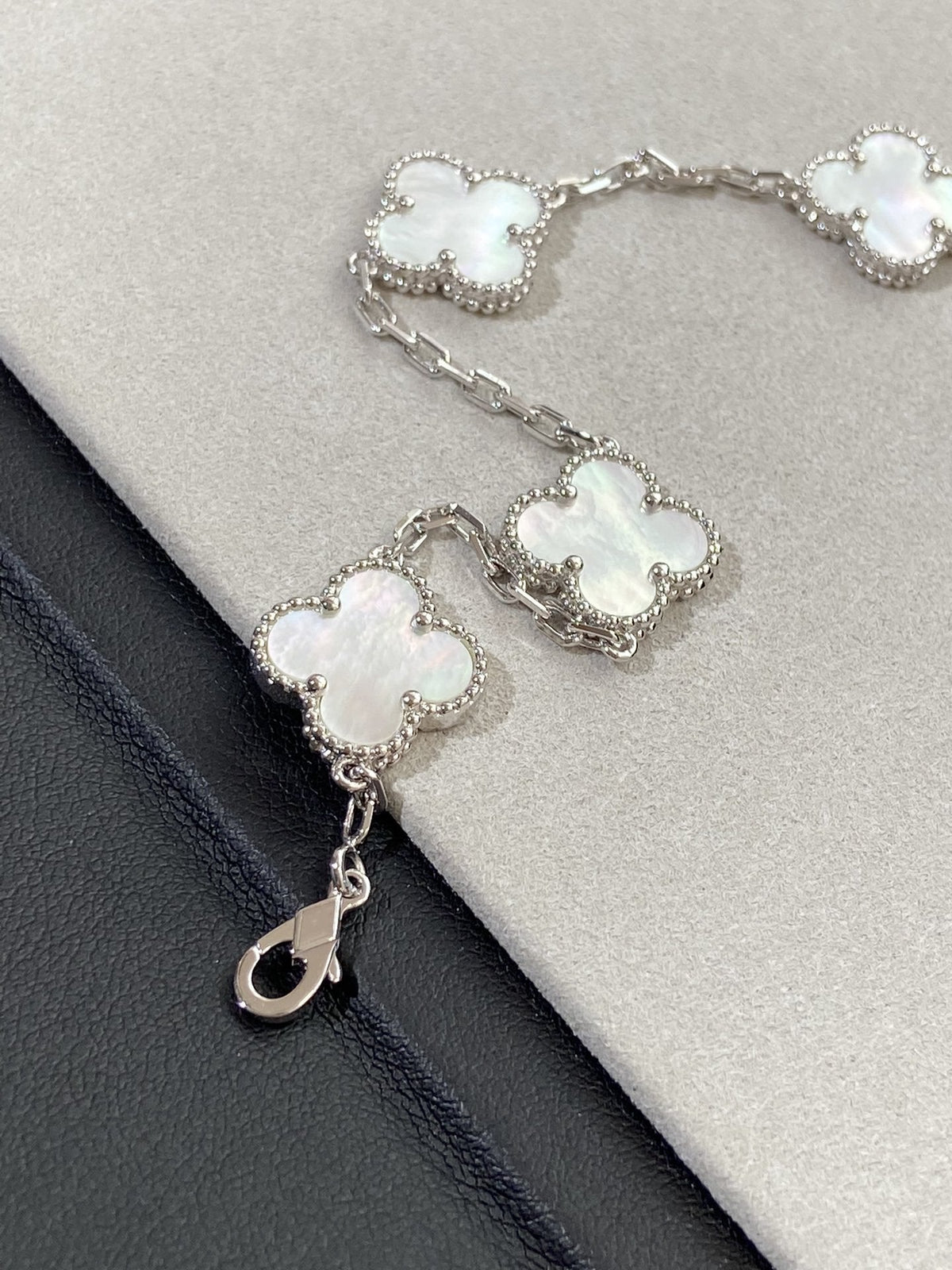 [Veyra Jewelry]New CLOVER WHITE PEARL MOP 5 MOTIF BRACELET COLLECTION