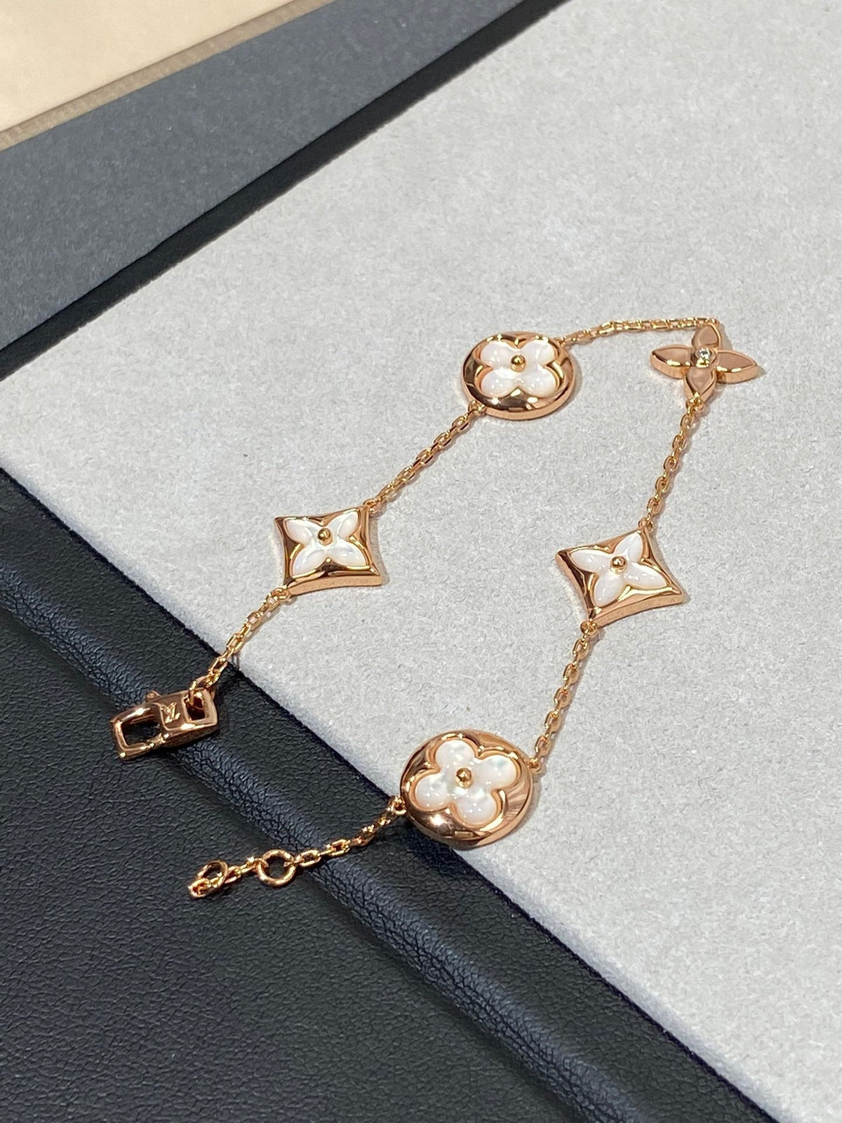 ¡®Veyra Jewelry¡¯STAR AND SUN 5 MOTIF MOP PINK GOLD BRACELET