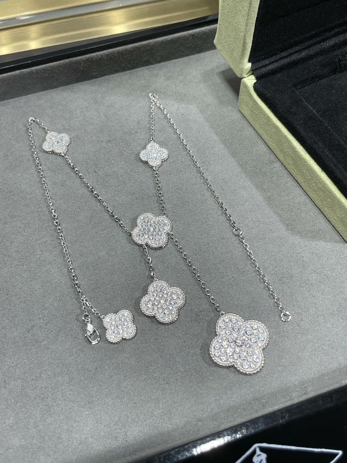 ¡®Veyra Jewelry¡¯CLOVER 6 MOTIF DIAMOND PAVED NECKLACE