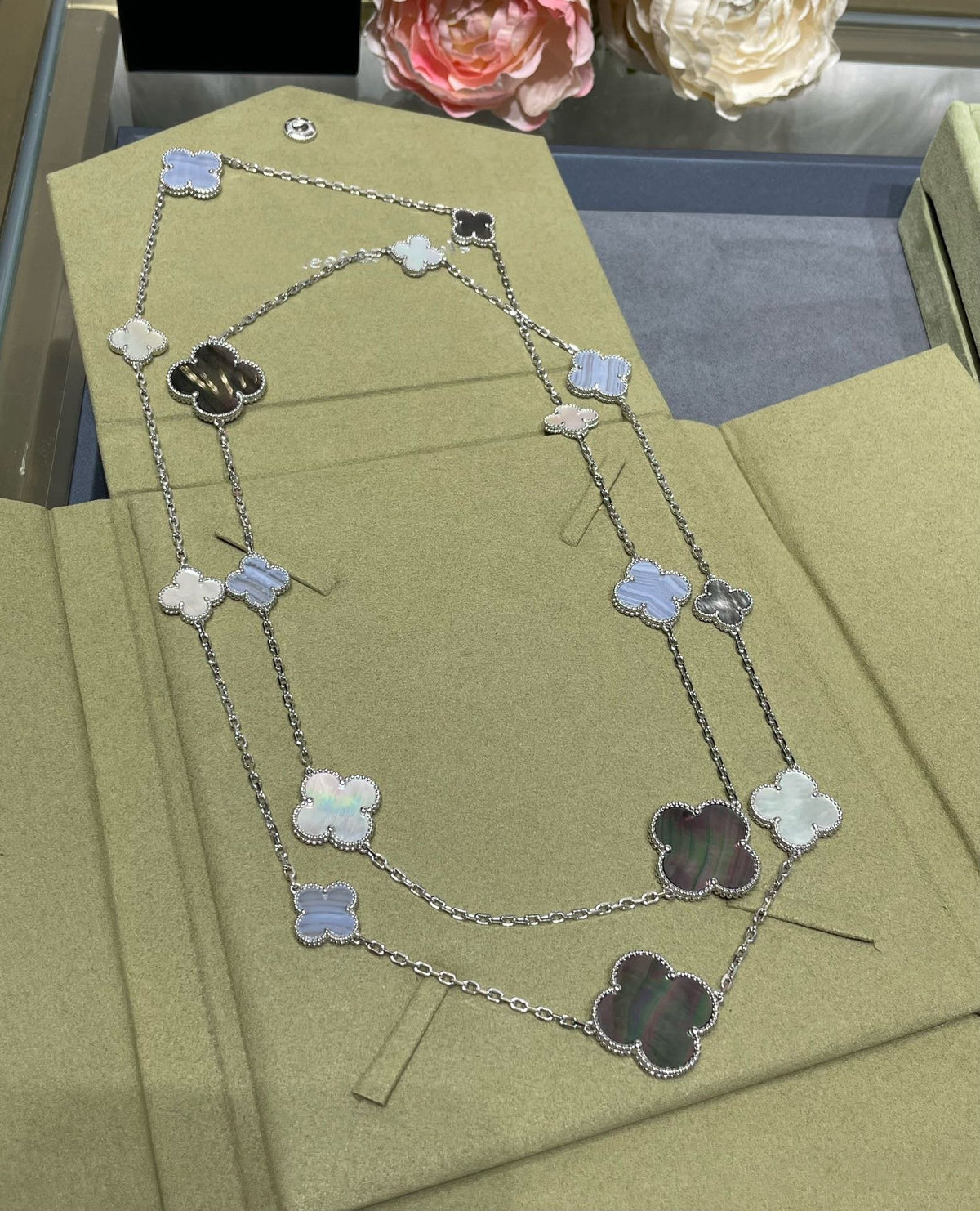 ¡®Veyra Jewelry¡¯CLOVER 16 MOTIF CHALCEDONY MOP SILVER NECKLACE