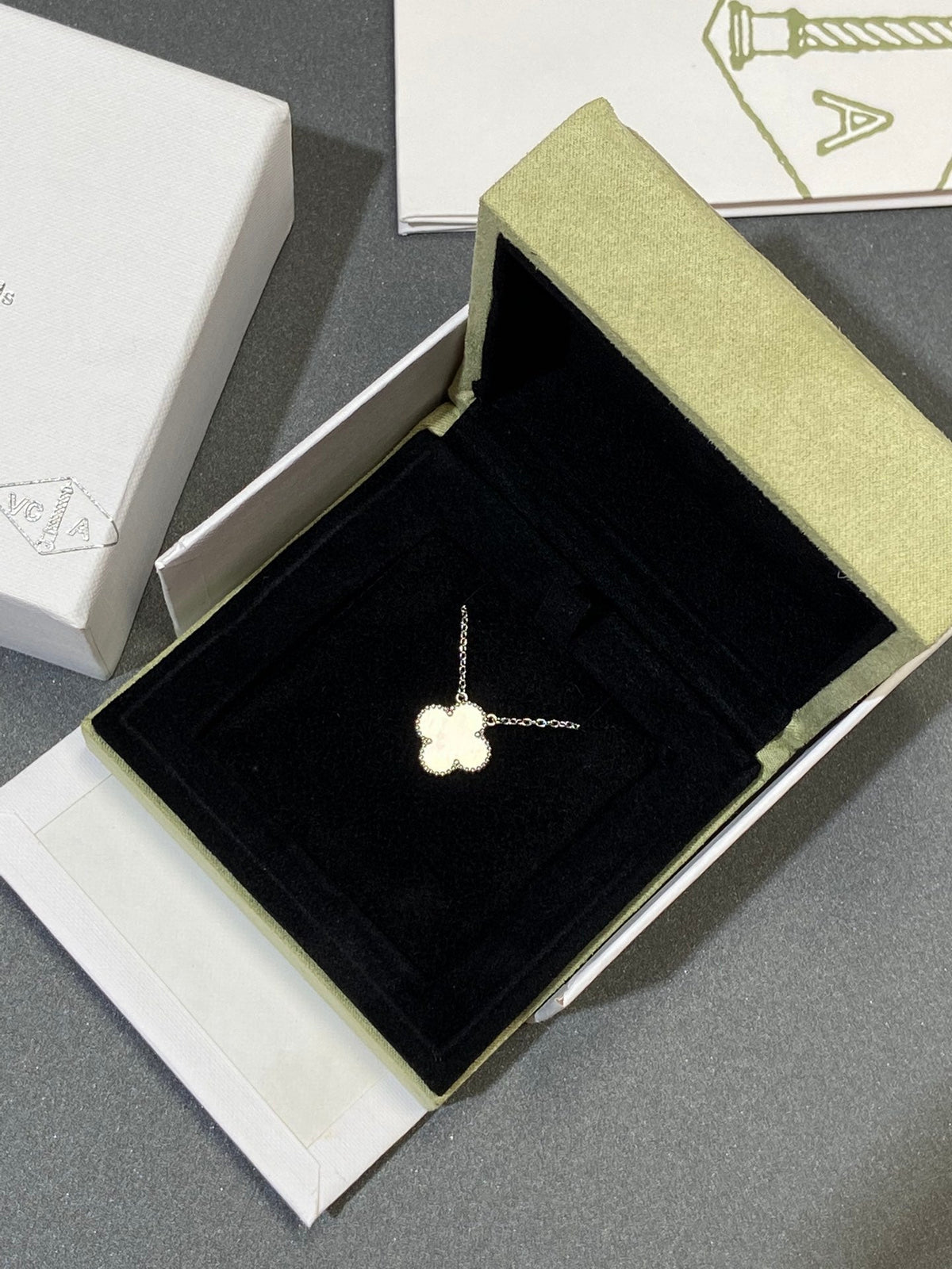 ¡®Veyra Jewelry¡¯CLOVER MEDIUM SILVER WHITE MOP NECKLACE