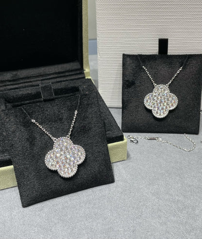 ¡®Veyra Jewelry¡¯CLOVER 25MM LARGE PENDANT DIAMOND PAVED SILVER NECKLACE