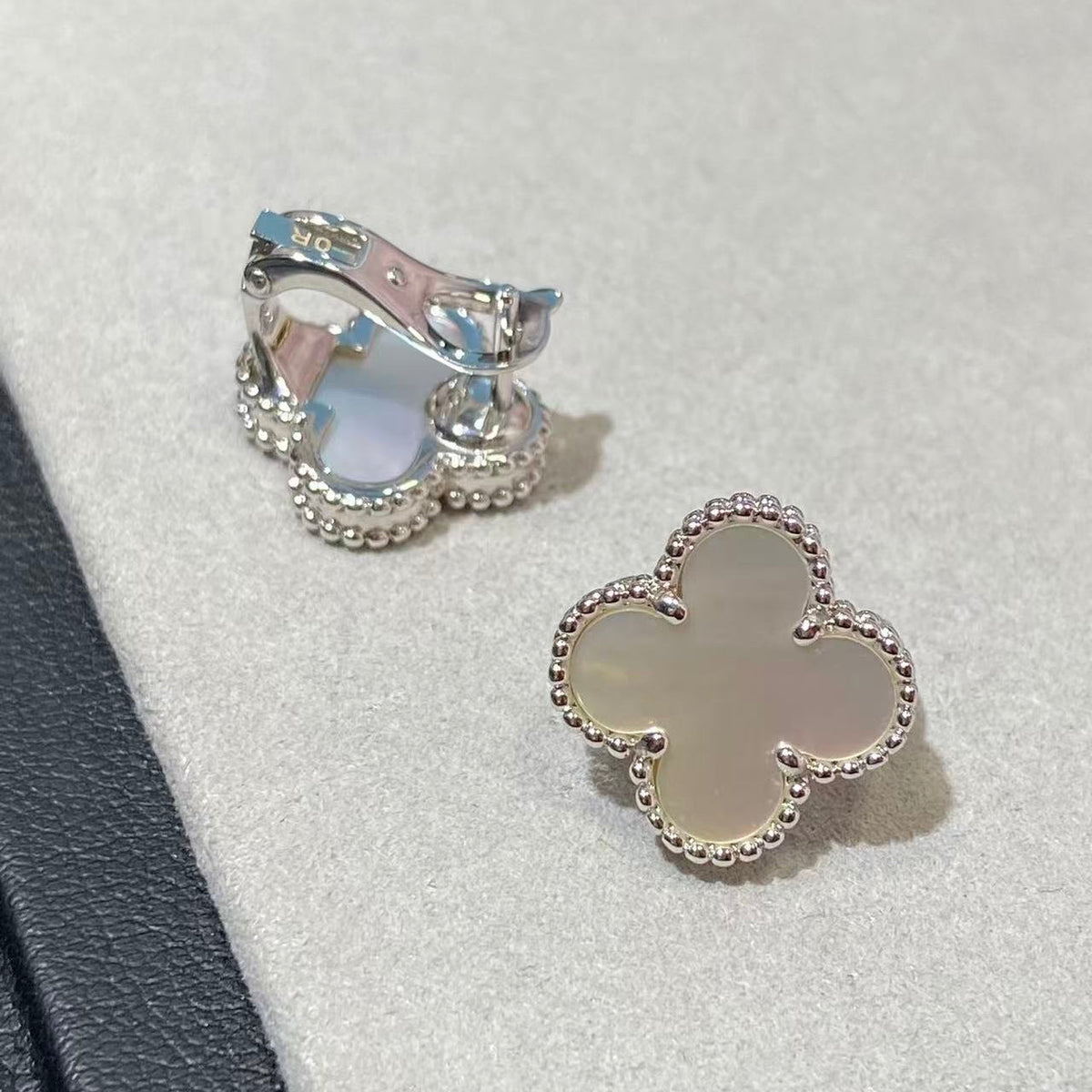 [Veyra Jewelry] CLOVER LARGE (20mm) 1 MOTIFS WHITE MOP STUD EARRINGS