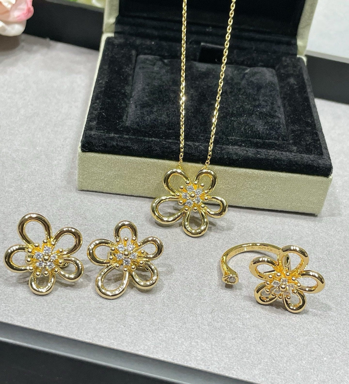 [Veyra Jewelry] Flower Jewelry Set with Diamond Center
