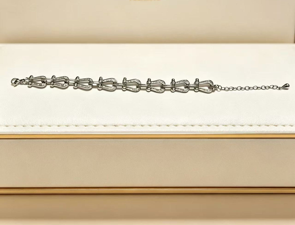¡®Veyra JewelryDiamond-studded Horseshoe Bracelet