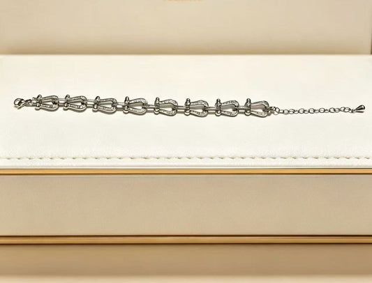 ¡®Veyra JewelryDiamond-studded Horseshoe Bracelet