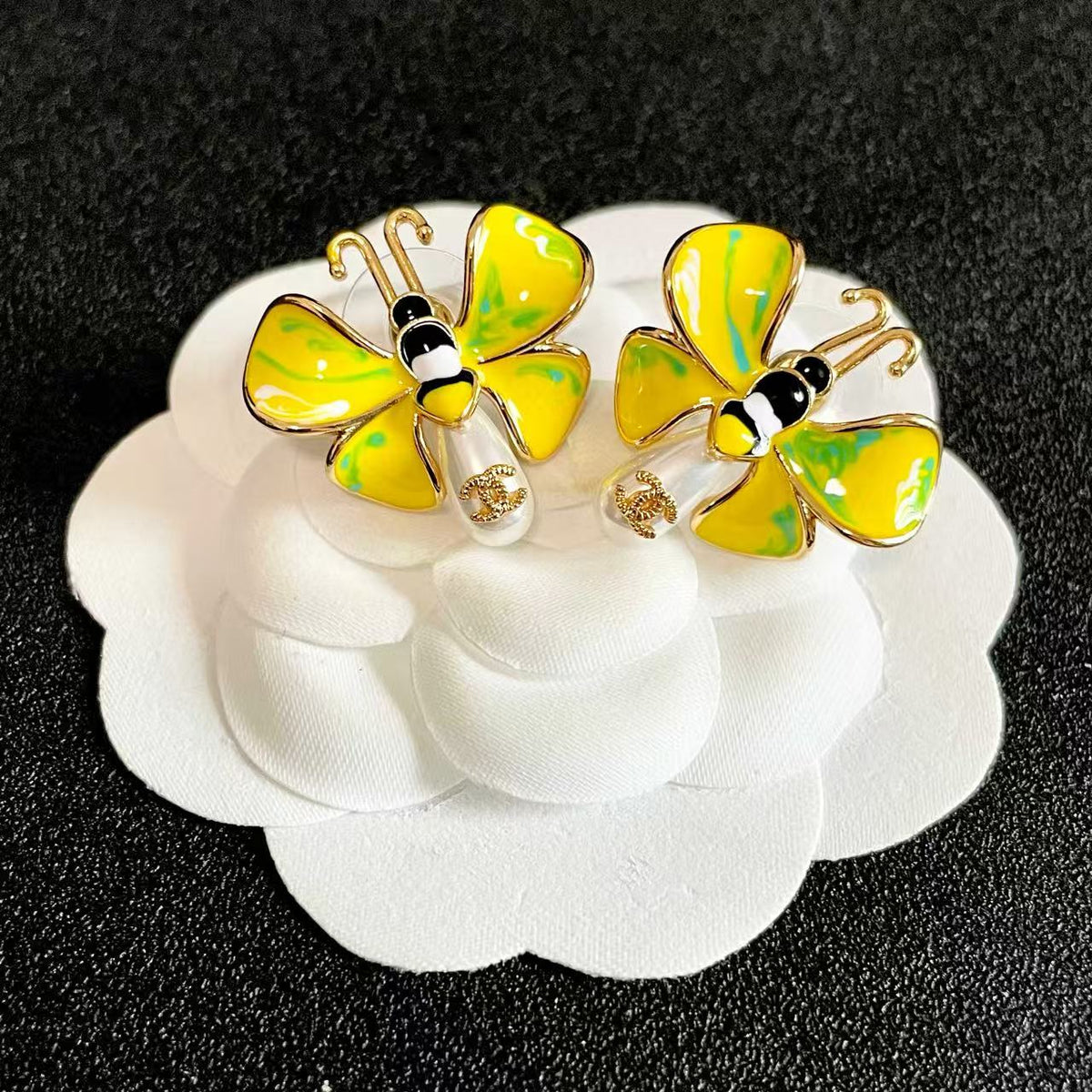[Veyra Jewelry] Ladybug Enamel & Faux Pearl Clip-On Earrings