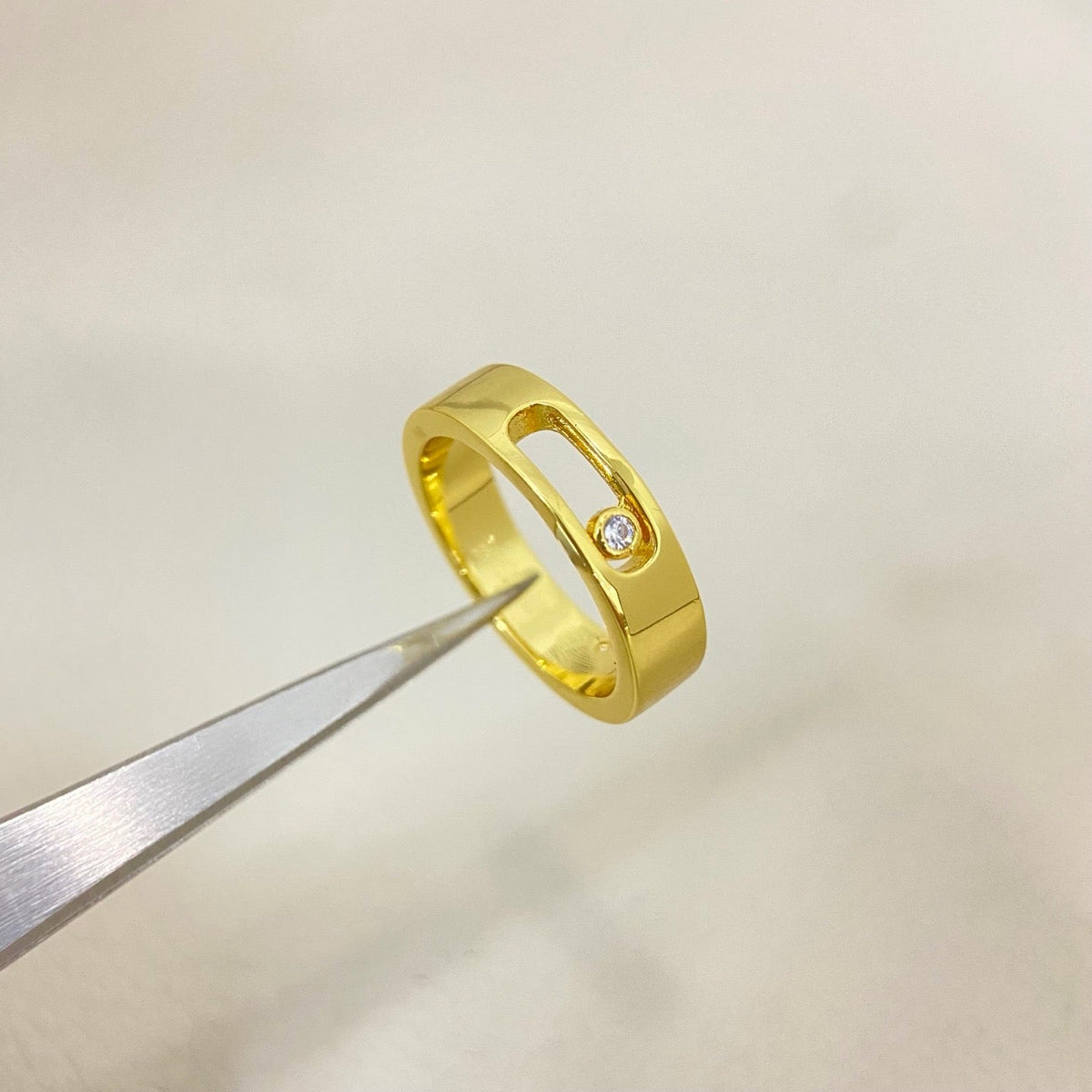 [Veyra Jewelry]Move Wide Band Single Moving Diamond Ring