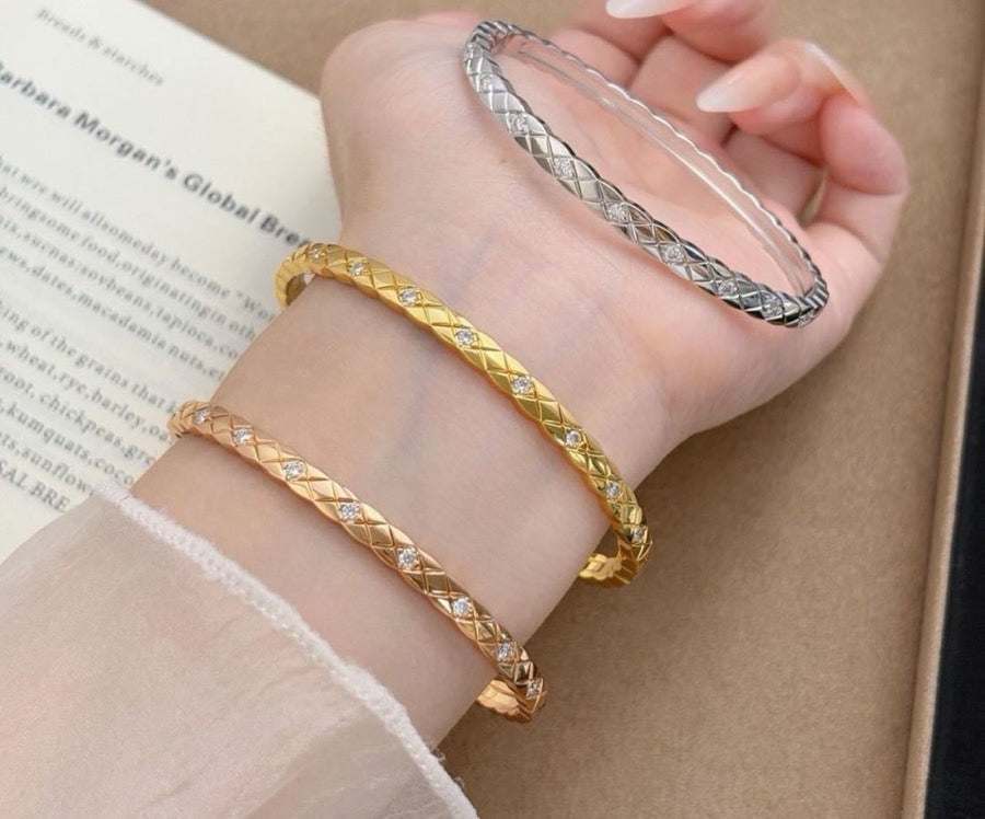 ¡®Veyra Jewelry¡¯CoCo Crush Thin Mini Diamond‑Set Quilted Bangle
