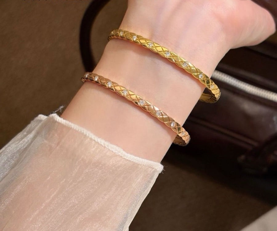 ¡®Veyra Jewelry¡¯CoCo Crush Thin Mini Diamond‑Set Quilted Bangle