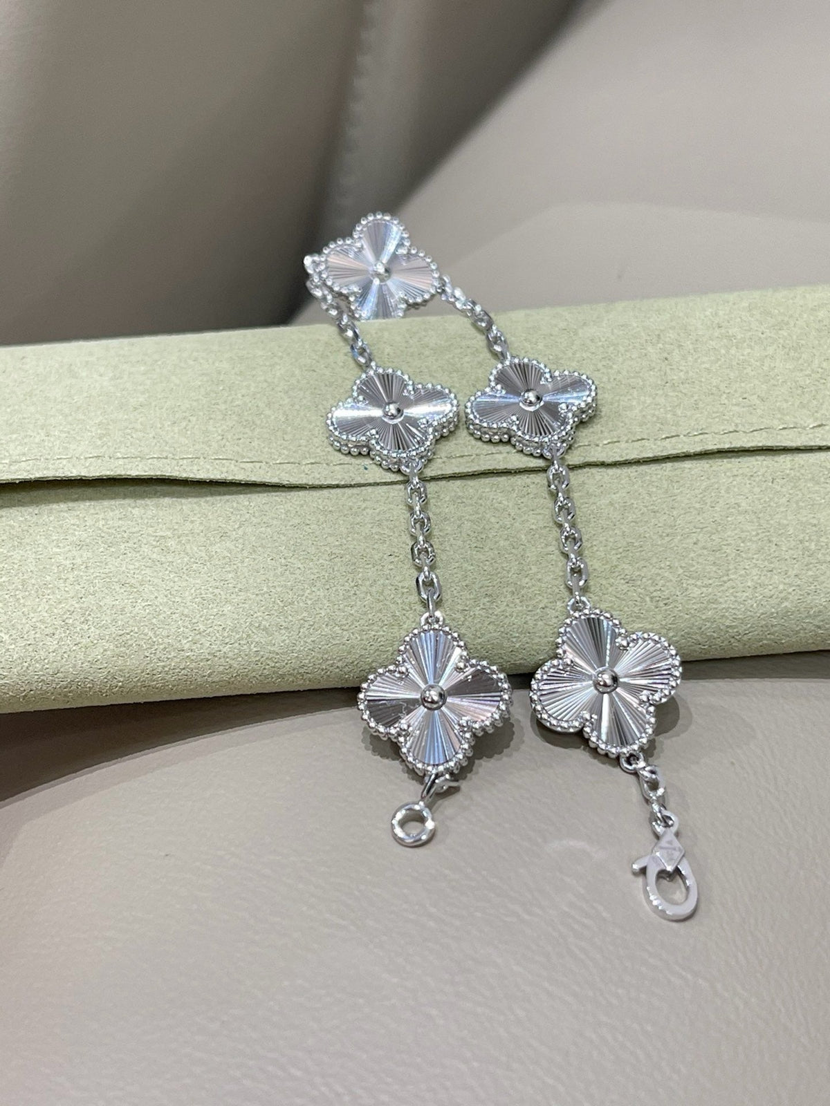 [Veyra Jewelry]Vintage Alhambra 5‑Flower Guilloché Silver‑Tone Bracelet