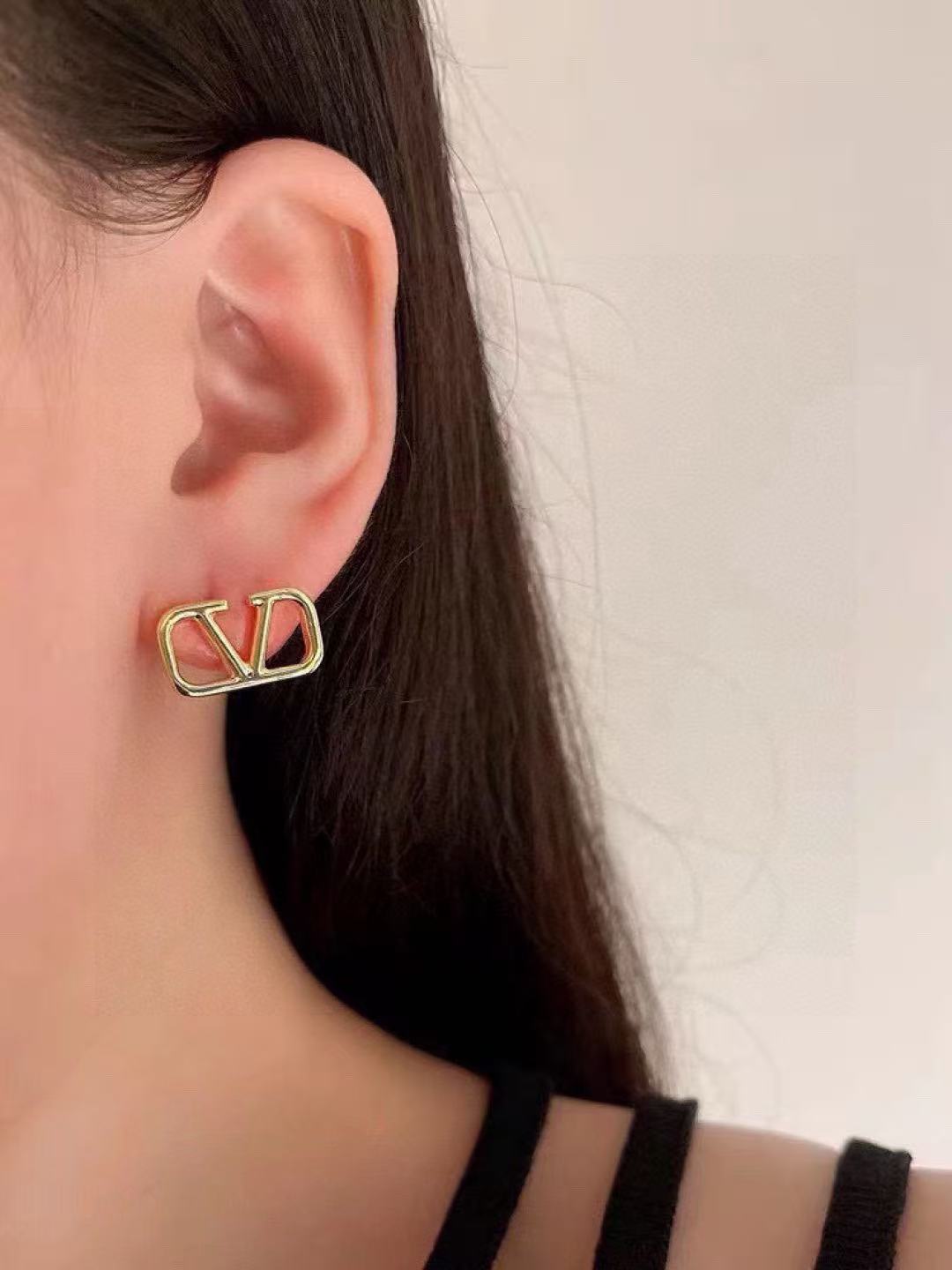 [Veyra Jewelry]Gold V-shaped stud earrings