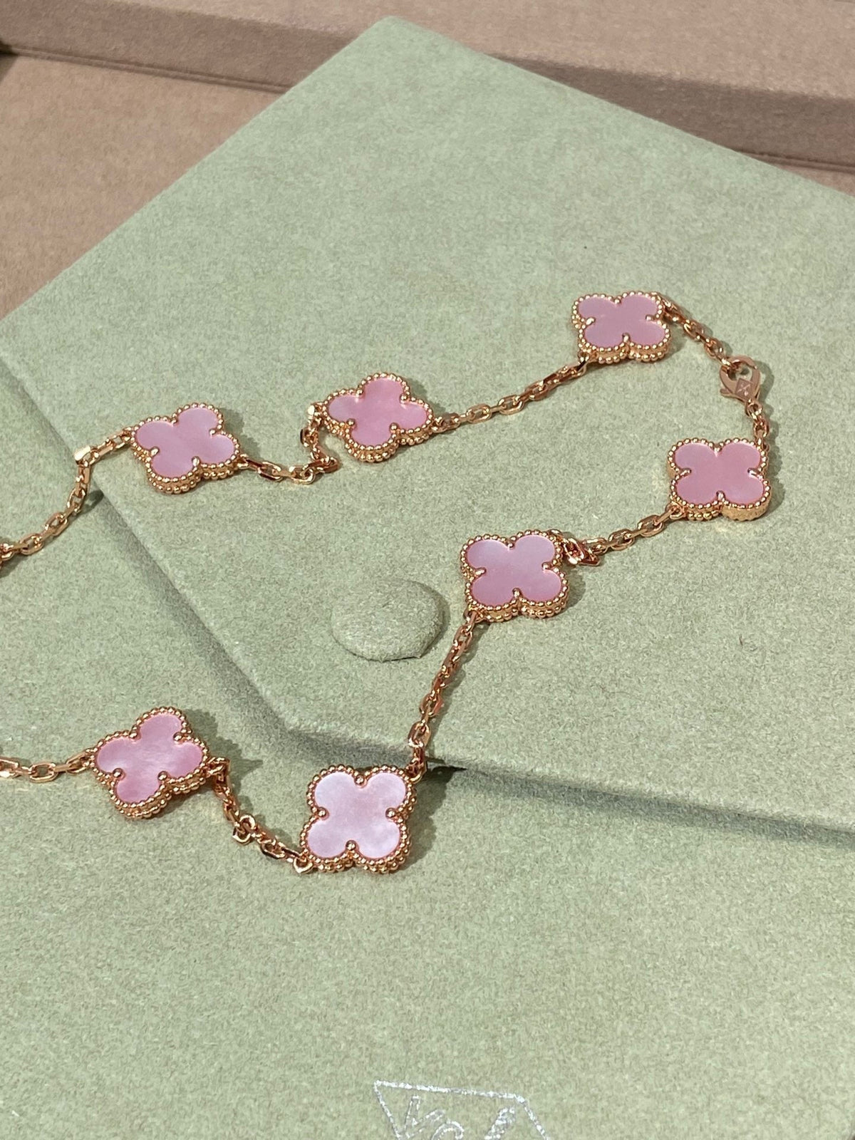 [Veyra Jewelry] Pink Necklace with Ten Clover Designs