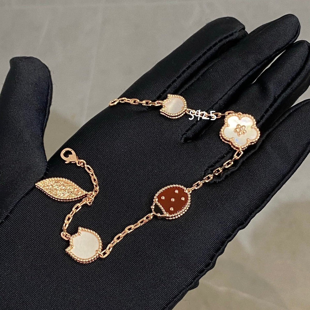 ¡®Veyra Jewelry¡¯LUCKY SPRING 5 MOTIF BRACELET