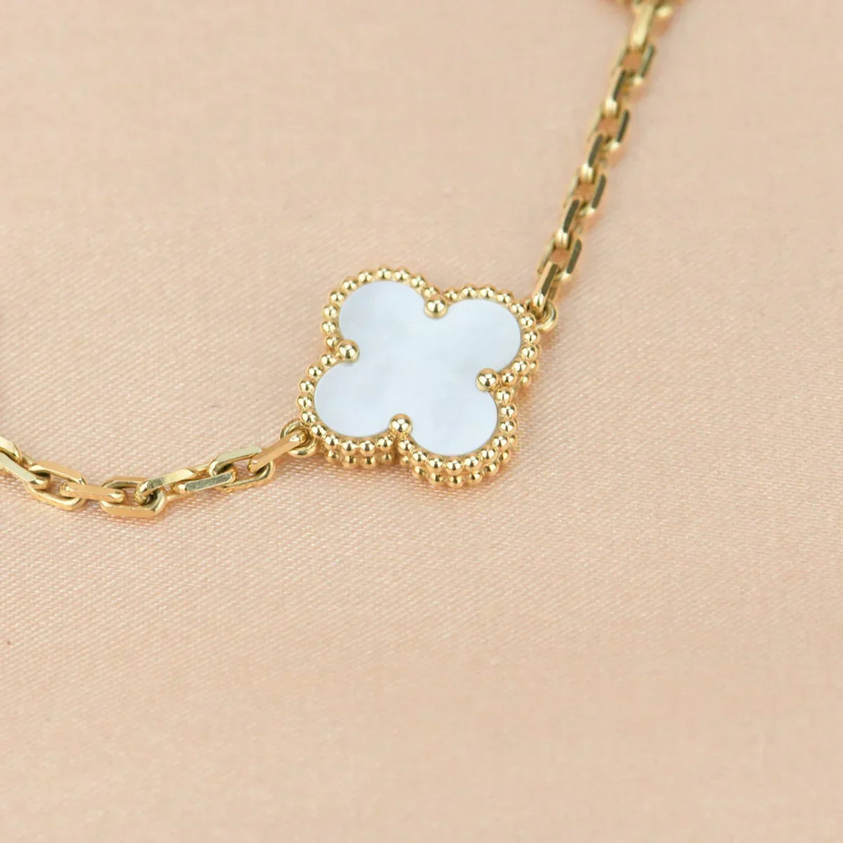 [Veyra Jewelry]New CLOVER WHITE PEARL MOP 5 MOTIF BRACELET COLLECTION