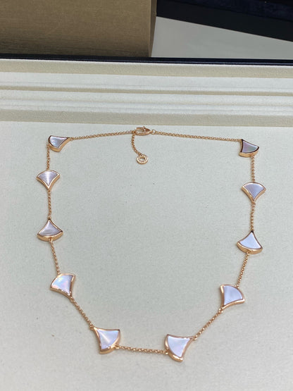 [Veyra Jewelry] A necklace with ten white fritillary pearls