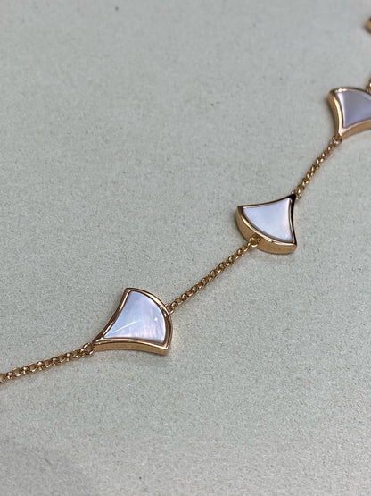 [Veyra Jewelry] A necklace with ten white fritillary pearls