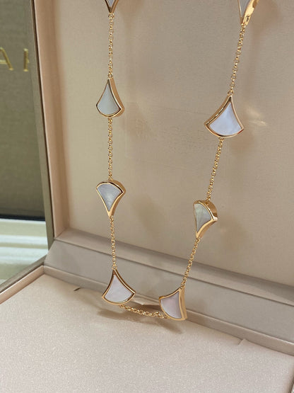 [Veyra Jewelry] A necklace with ten white fritillary pearls