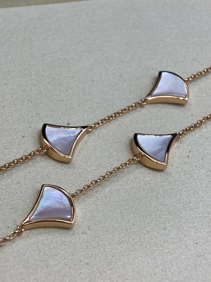 [Veyra Jewelry] A necklace with ten white fritillary pearls
