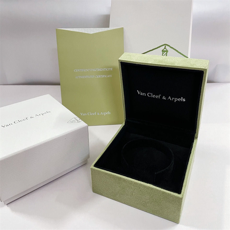 ¡®Veyra Jewelry¡¯VA CLOVER BRACELET NECKLACE RING BOX GIFT BAG