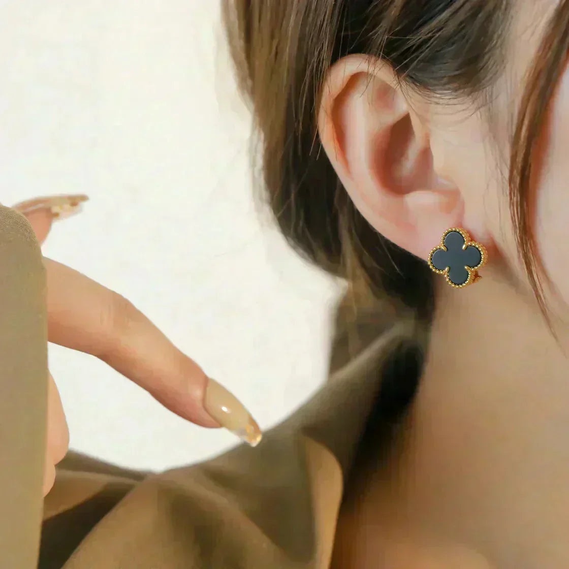 ¡®Veyra Jewelry¡¯CLOVER MEDIUM 1 MOTIFS  ONYX STUD EARRINGS