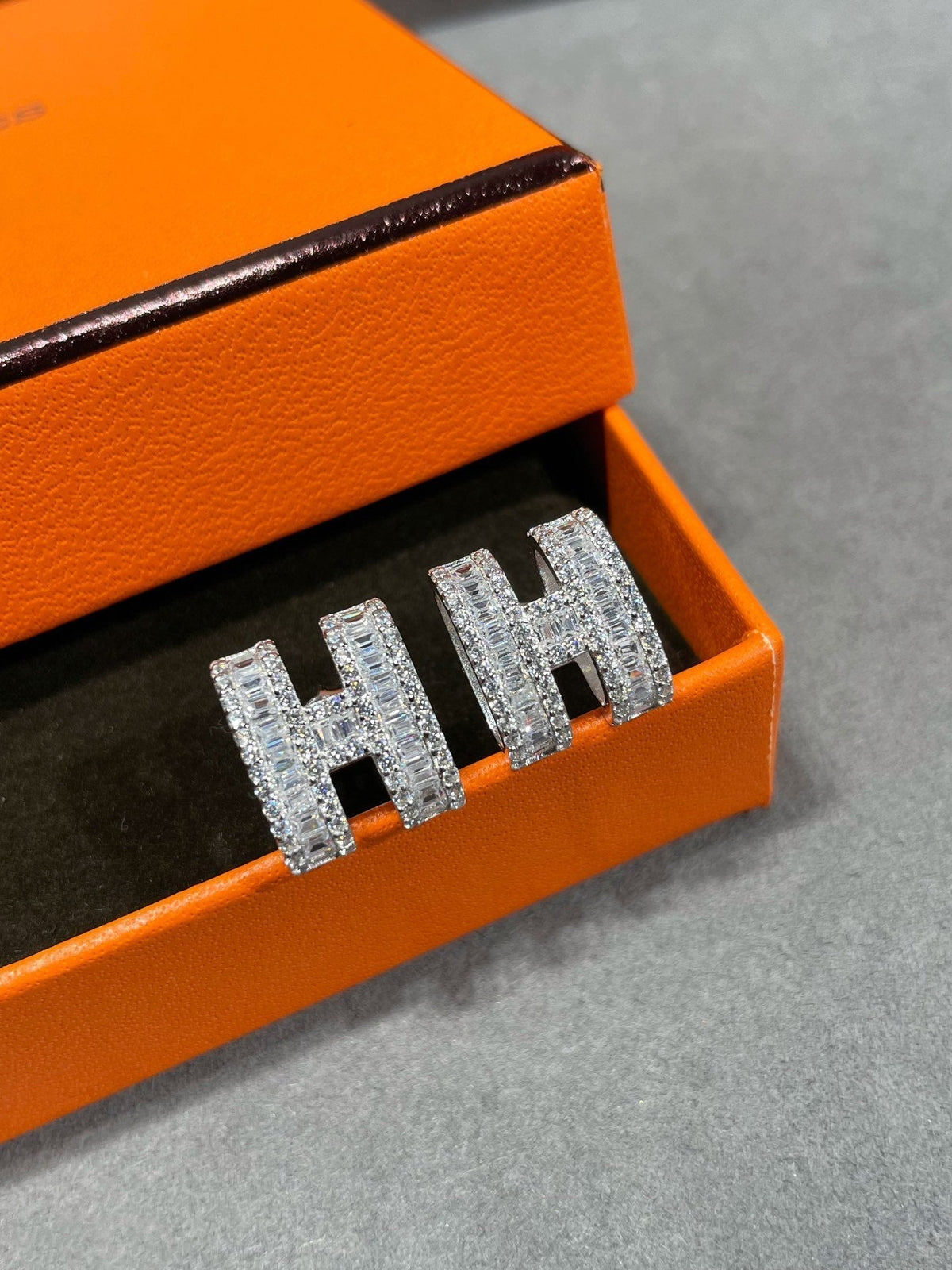 ¡®Veyra Jewelry¡¯H STUD EARRINGS WITH SILVER DIAMONDS