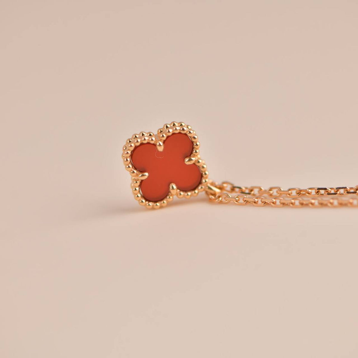 ¡®Veyra Jewelry¡¯CLOVER MINI 9.5MM WHITE CARNELIANS NECKLACE